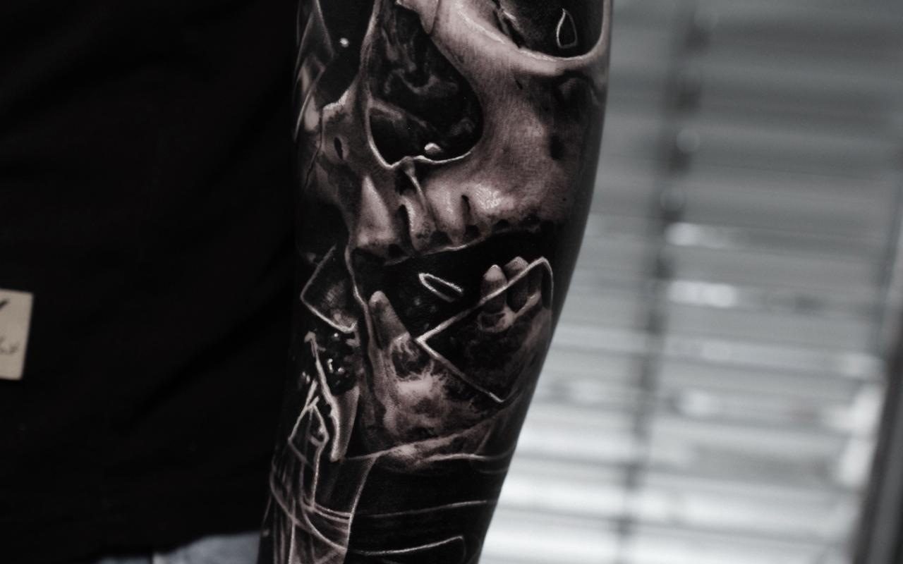 totenkopf-unterarm-realistic-tattoo
