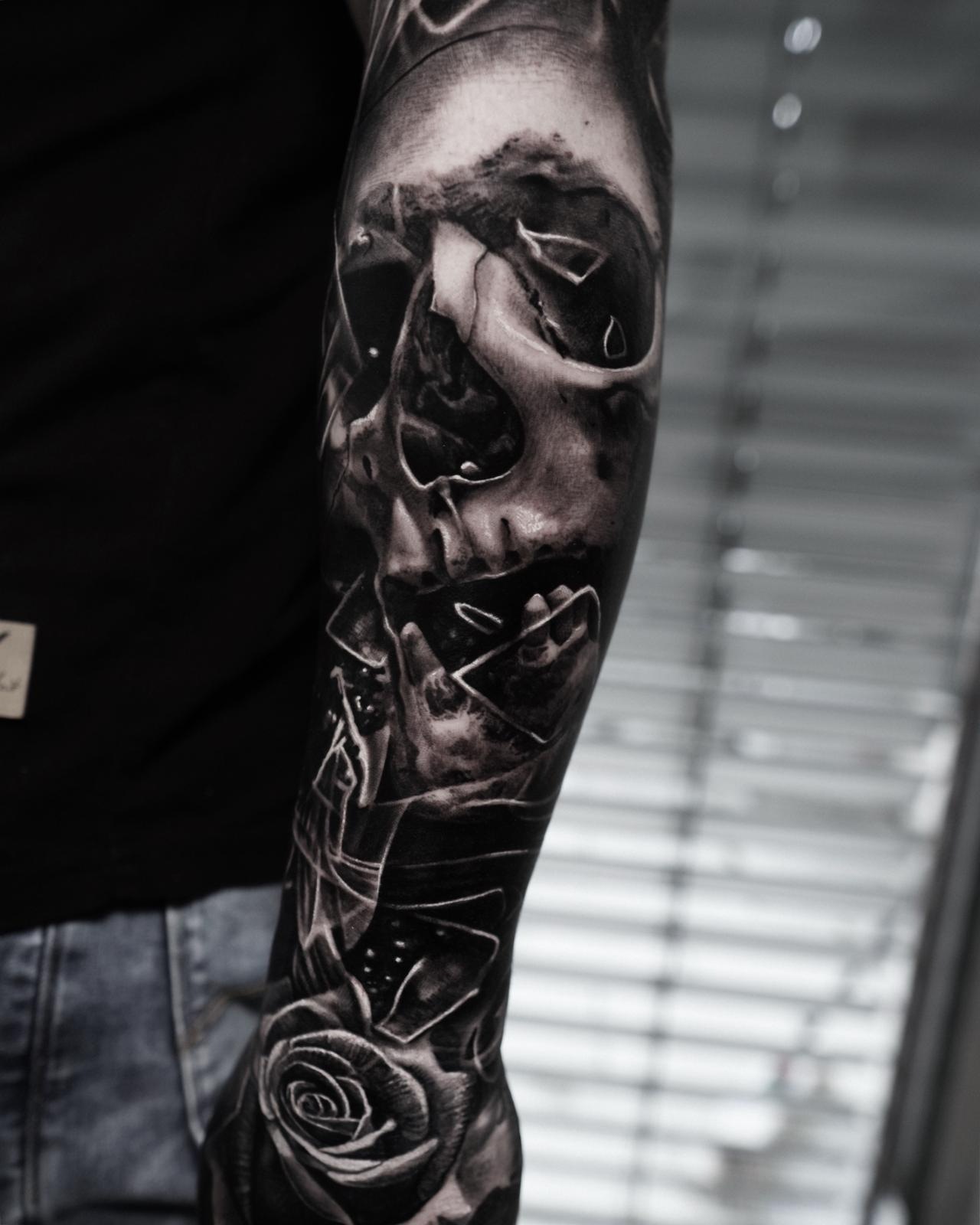 totenkopf-unterarm-realistic-tattoo